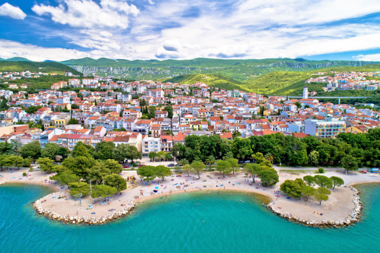Crikvenica iz zraka, plaže i šetnica